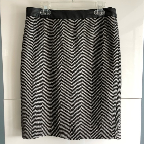 Banana Republic Dresses & Skirts - Banana Republic Herringbone Wool Blend Lined Skirt Sz. 0 or XS